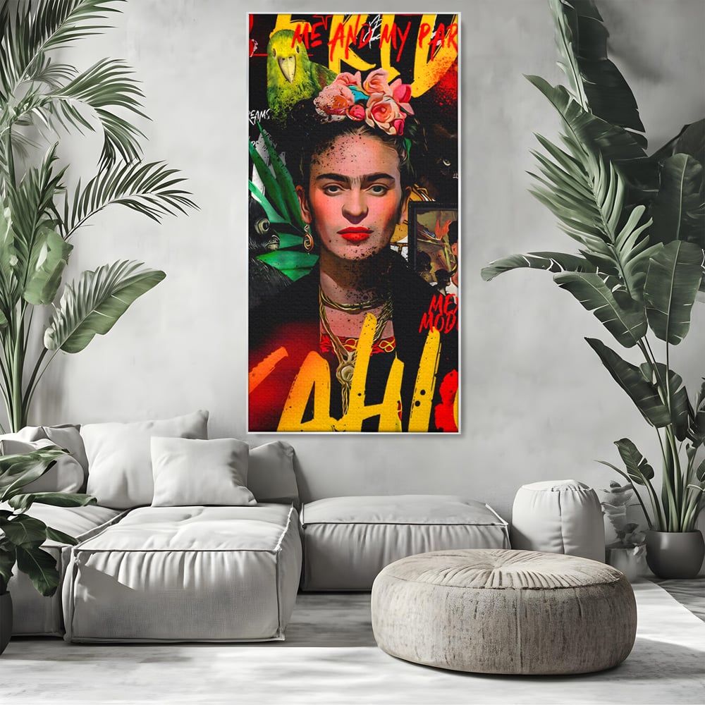 Tablou canvas cu tablou canvas portret frida kahlo, in rama de aluminiu argintiu, pe perete intr-un living